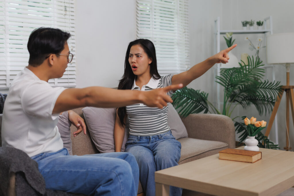 遇到惡鄰居該怎麼處理？本文詳細解析惡鄰條款，說明噪音、占用公共空間、積欠管理費等情形是否適用，以及管委會的處理流程，讓你遇到惡鄰居不再不知所措！