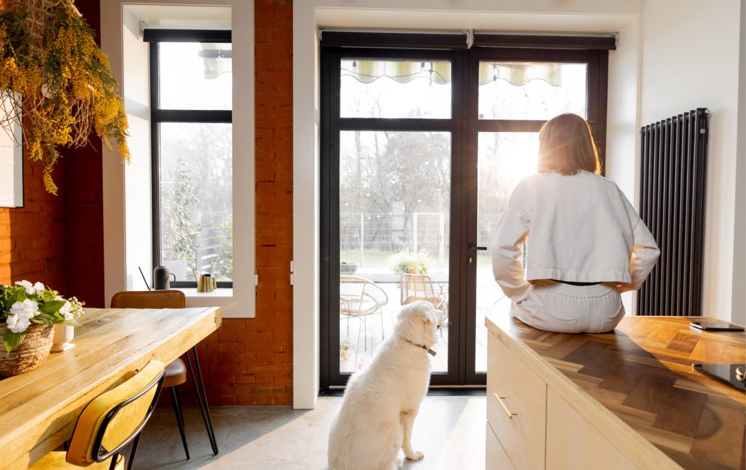 想擺脫社區開會總是吵成一團、不知道要聽誰的窘境嗎？這篇文章網羅了 5 大類、21 個讓管委會最頭痛的法律問題，從住戶鞋櫃亂放到委員會交接帳目黑箱，通通給您淺顯易懂又專業的答案！